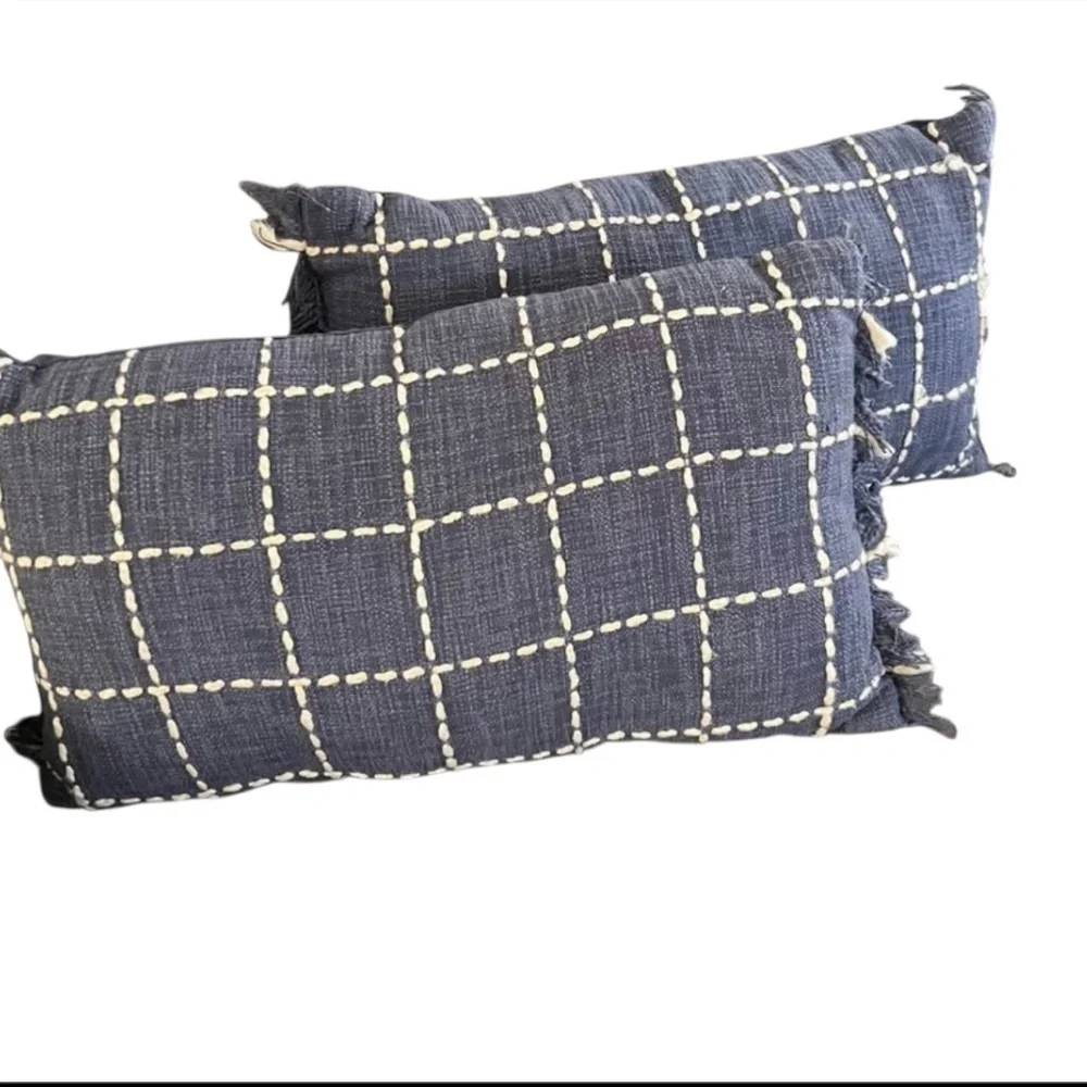 🟠 (2) 24” Blue and White Checkered Throw Pillows